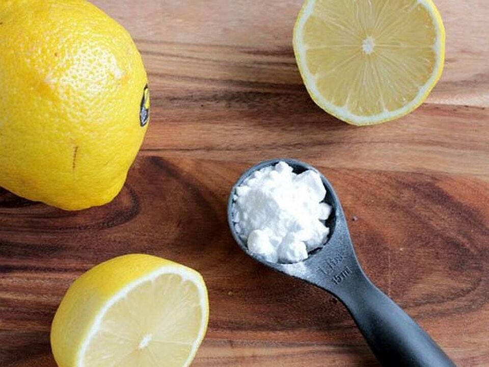Limón y refresco para hongos en las uñas de los pies.