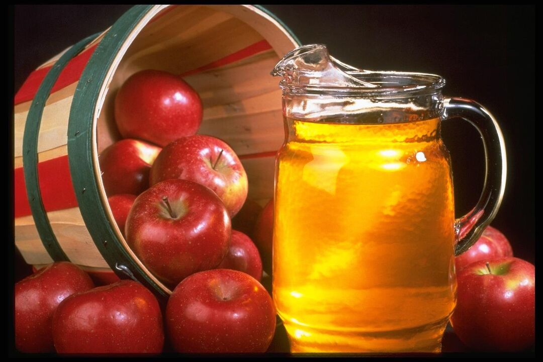 Vinagre de manzana para hongos en las uñas de los pies.