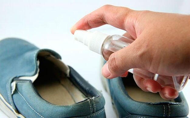 Durante el tratamiento del hongo, es necesario tratar los zapatos con una solución especial. 