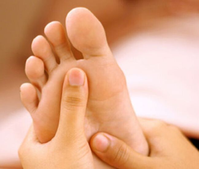 Una infección por hongos se manifiesta principalmente como descamación de la piel de los pies y picazón. 