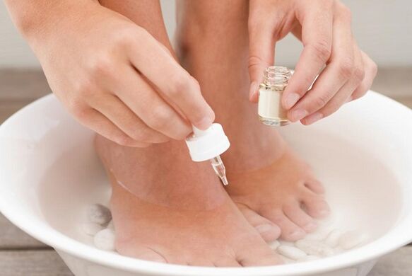 Usar yodo para tratar hongos en las uñas de los pies.