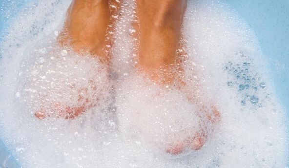 baños con jabón para lavar ropa para tratar hongos en las uñas de los pies