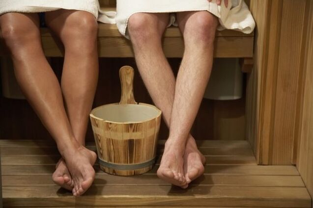 Es fácil contraer hongos en las uñas de los pies en una casa de baños.