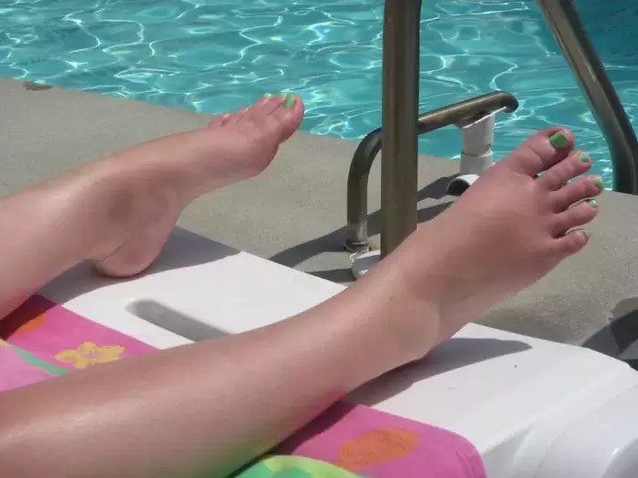 pies sin hongos junto a la piscina