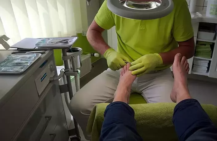 procedimiento para el cuidado de las uñas del pie